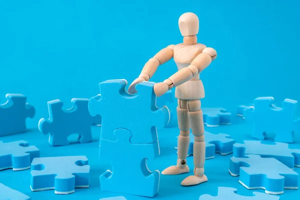 Homem Madeira Montando Quebra Cabeça Conceito Negócio Para Processo Sucesso — Fotografia de Stock