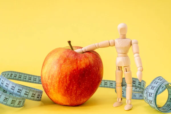 Concepto Vida Saludable Con Maniquí Madera Manzana Roja Cinta Métrica —  Fotos de Stock