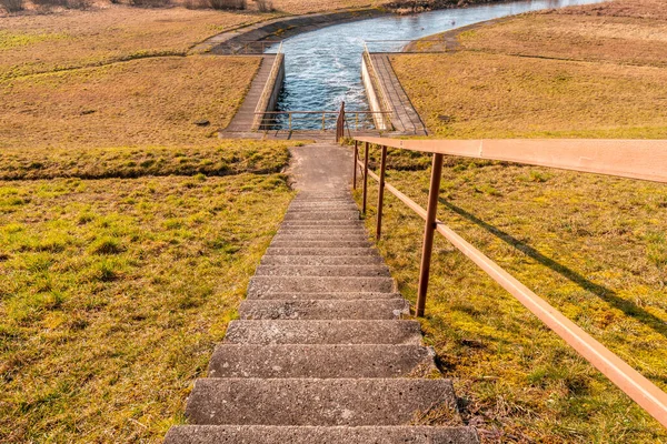 Merdivenler Küçük Barajın Baraj Kapaklarına Iniyor — Stok fotoğraf