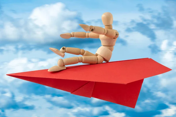木制的玩具娃娃 纸飞机与云彩一起在蓝天上飞翔 旅行或旅游概念 — 图库照片