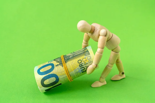 Ξύλινος Άνδρας Σηκώνει Ρολό Τραπεζογραμματίων Ευρώ Επιχειρηματική Έννοια — Φωτογραφία Αρχείου