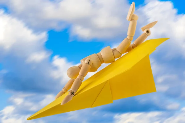 纸飞机的木制洋娃娃降落得非常快 概念形象 — 图库照片
