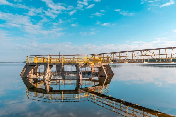 Foto Van Een Kleine Dam Rivier Met Mooie Reflectie Het — Stockfoto