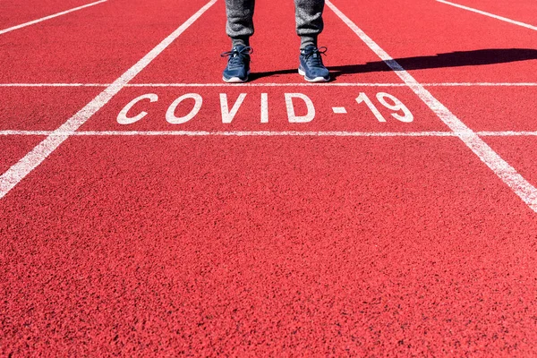 Virüse Karşı Kazanmak Hızlı Başlama Çizgisinde Covid Metniyle Atlet — Stok fotoğraf