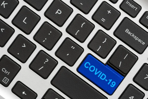 Blaue Taste Auf Einer Schwarzen Computertastatur Mit Text Covid Coronavirus — Stockfoto