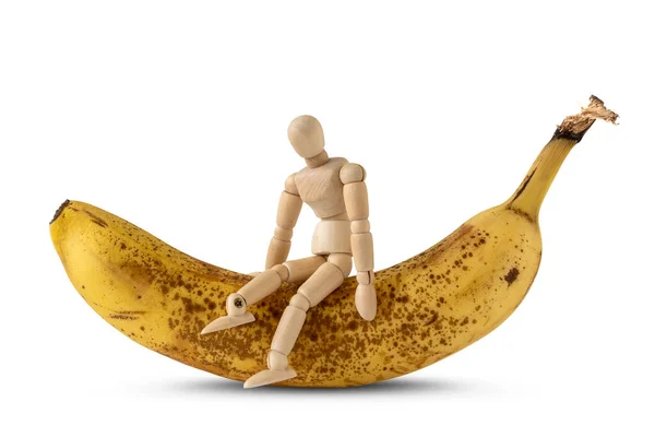 Boneca Madeira Sentada Banana Madura Isolado Sobre Fundo Branco — Fotografia de Stock