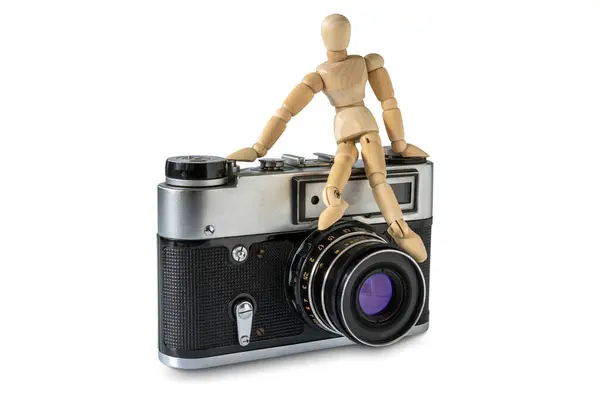 Houten Etalagepop Zittend Retro Film Camera Geïsoleerd Witte Achtergrond — Stockfoto