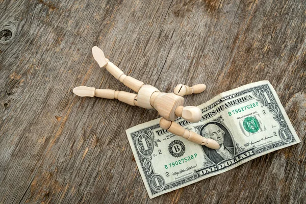 Uomo Legno Raggiunge Ultima Banconota Dollaro Corto Contanti Recessione Crisi — Foto Stock