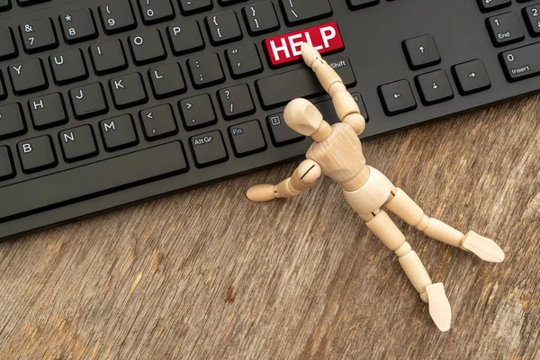 Botón Ayuda Línea Maniquí Madera Presionando Botón Ayuda Teclado Computadora — Foto de Stock