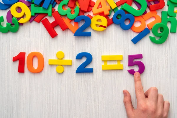 Criança Brincando Com Números Magnéticos Letras — Fotografia de Stock