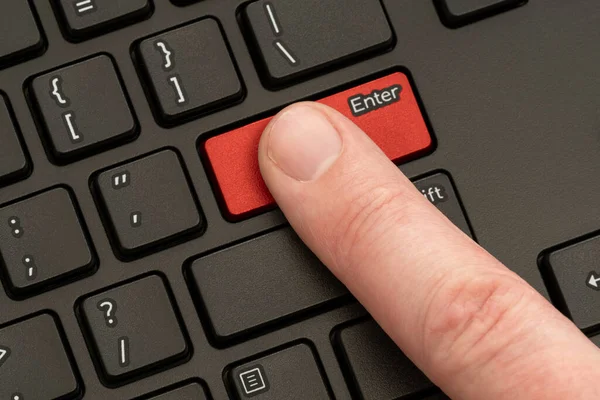 Палець Який Натискає Кнопку Enter Комп Ютерної Клавіатури — стокове фото