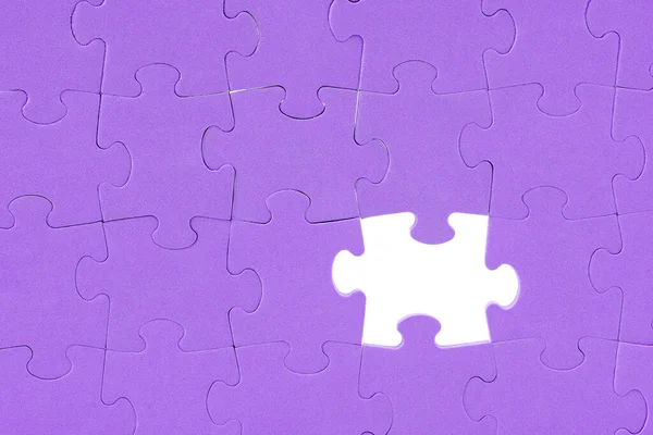紫のジグソーパズルの背景が一つ欠けている — ストック写真