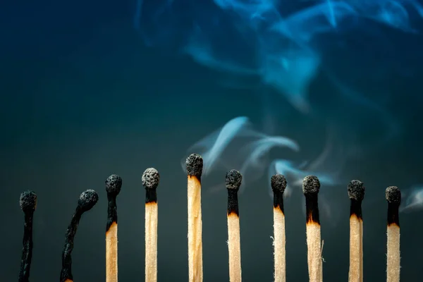 Sicherheitszündhölzer Verbrannten Mit Weißem Und Blauem Rauch Schöner Lockiger Rauch — Stockfoto