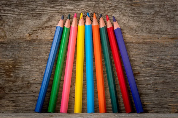 木製の棚に立っている色鉛筆クレヨン — ストック写真