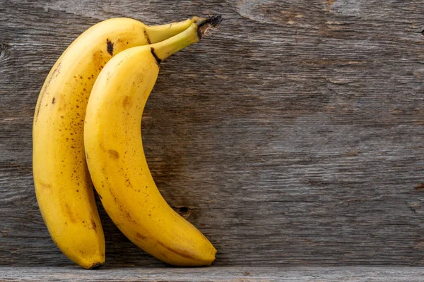 Par Färska Bananer Trähylla Kopiera Utrymme — Stockfoto