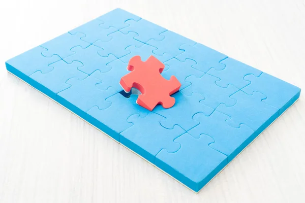 Pièce Puzzle Couleur Rouge Démarquant Grand Groupe Pièces Puzzle Bleu — Photo
