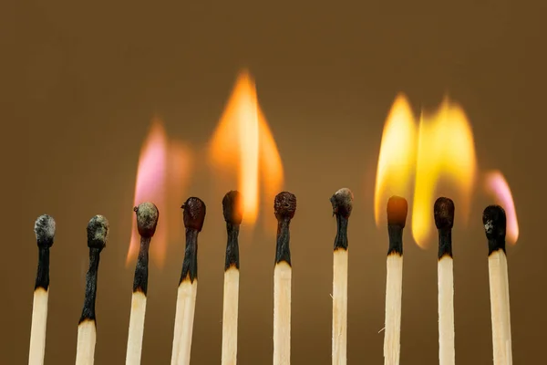 明るい色の炎で燃えるマッチ棒のクローズアップビュー — ストック写真