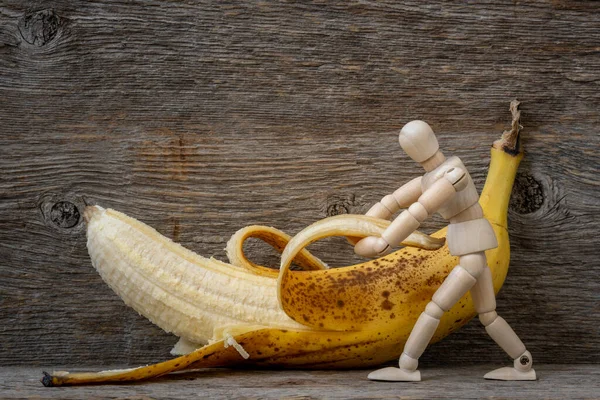 Wooden Doll Peeling Banana Diet Nutrition Concept — Stock Photo, Image