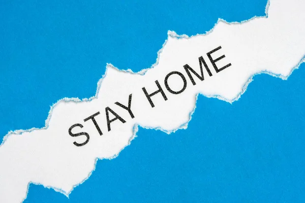 Zůstat Doma Koncept Roztrhaný Papír Slovy Stay Home Bílém Pozadí — Stock fotografie