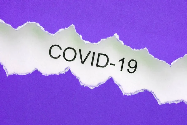 Mor Yırtık Kağıdın Covid Metnin Üst Görüntüsü Coronavirus Covid Kendini — Stok fotoğraf