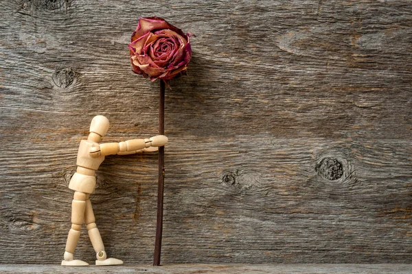 Homem Madeira Segurando Rosa Seca Espaço Cópia — Fotografia de Stock