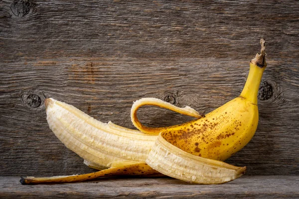 Напівчистий Стиглий Банан Старій Дерев Яній Полиці — стокове фото