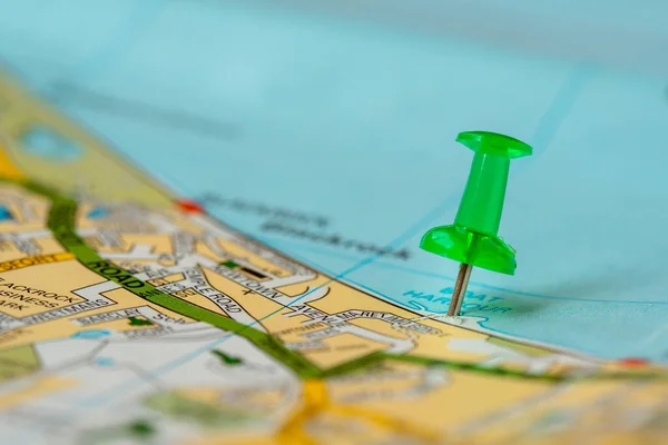 地図上の特定の場所を示す緑色の押しピン 旅行のコンセプト — ストック写真