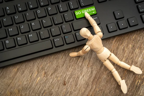 Manequim Madeira Pressionando Botão Green Teclado Computador — Fotografia de Stock