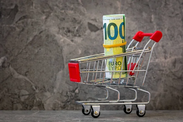 Купувати Візок Скрученими Банкнотами Євро Ціни Торги Супермаркети Фінанси Гроші — стокове фото