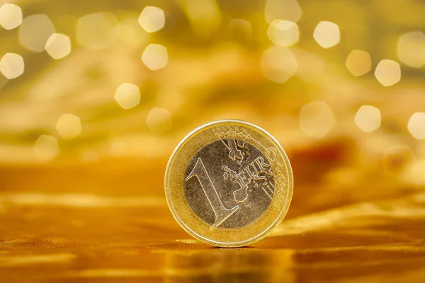 Evropská Měna Euro Mince Zlatém Pozadí Pěkným Zadkem Stojící Mince — Stock fotografie