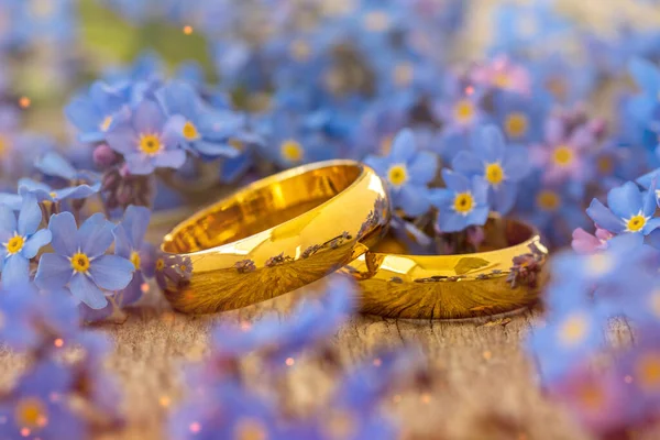 美しい忘れと結婚指輪 私ではない花 クローズアップビュー — ストック写真