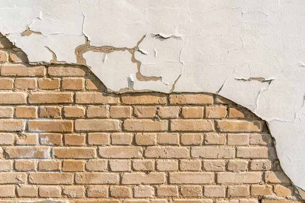 チップ付きスタッコピースでレンガの壁を漆喰 損傷面とホワイトレンガの壁 旧グラウンジの概要背景 — ストック写真