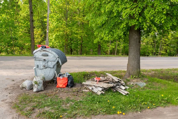 環境汚染 道路に沿ってゴミでいっぱいのゴミ箱のコンテナ 自然界のゴミと人間の廃棄物 — ストック写真