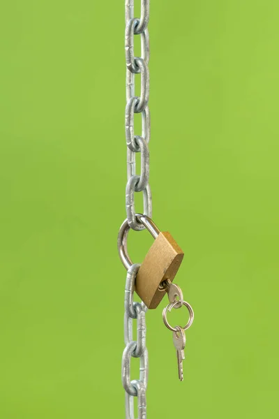 Gold Vorhängeschloss Mit Schlüssel Und Kette Auf Grünem Hintergrund — Stockfoto
