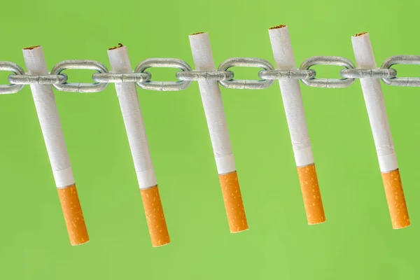Zigaretten Einer Metallkette Auf Grünem Hintergrund Raucherentwöhnung Weltnichtrauchertag — Stockfoto