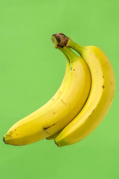 用绿色背景隔离的新鲜香蕉束 — 图库照片