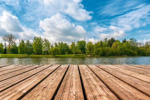 Идиллический Вид Деревянный Пир Озере Фоне Лесных Пейзажей — стоковое фото