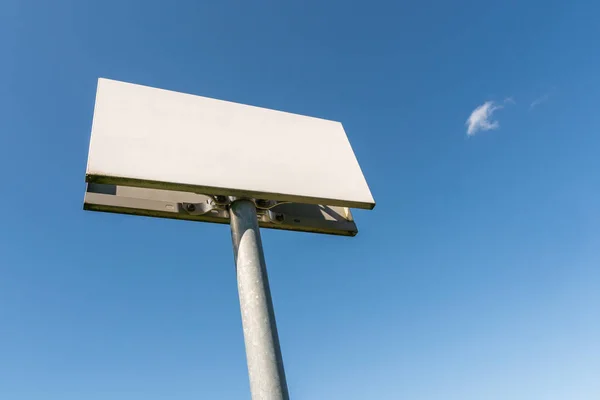 Tomma Skylt Eller Skylt Mot Blå Himmel Lägg Din Egen — Stockfoto