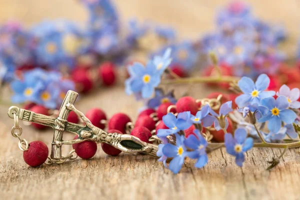 Unutma Beni Çiçekleri Ahşap Arka Planda Tespihi Olan Hristiyan Haçı — Stok fotoğraf