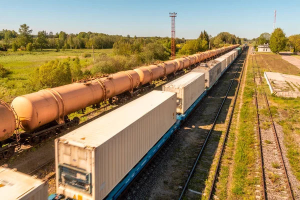 電車の中で白い貨物コンテナと貨物列車プラットフォーム — ストック写真