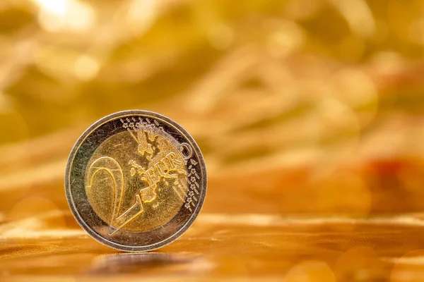 Dois Euros Fundo Dourado Com Bokeh Agradável — Fotografia de Stock