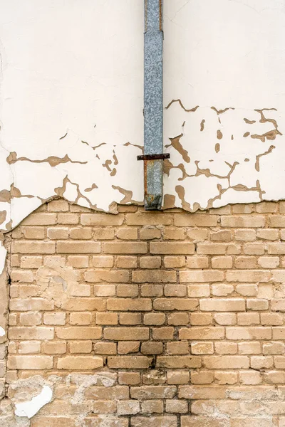 Oude Gebroken Regenwaterleiding Afvoer Met Een Beschadigde Wand — Stockfoto