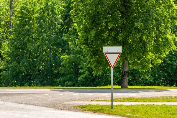 Europejski Znak Drogowy Priorytetowe Traktowanie Ruchu Głównej Drodze Przed Nami — Zdjęcie stockowe