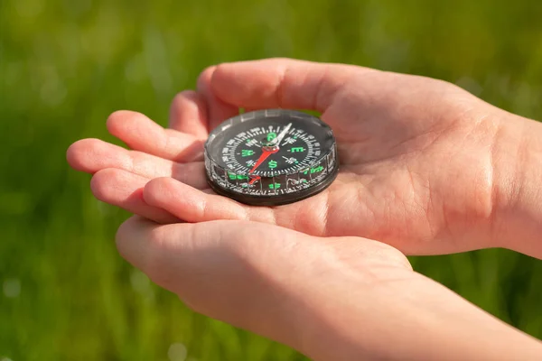 Alter Klassischer Navigationskompass Auf Kinderhänden Wie Man Den Kompass Navigiert — Stockfoto