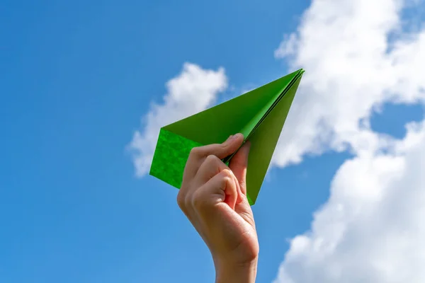 Mão Criança Com Avião Papel Verde Contra Céu Azul — Fotografia de Stock