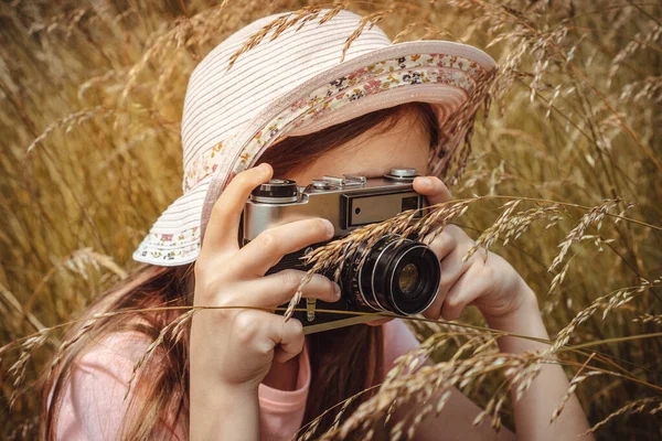 Kız Dışarıda Eski Bir Kamerayla Fotoğraf Çekiyor Objektife Seçici Odaklanma — Stok fotoğraf