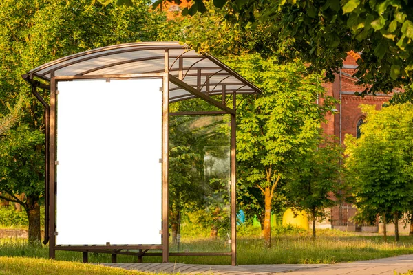 Tomma Vit Mockup Busshållplats Vertikal Skylt Framför Naturen Bakgrund — Stockfoto