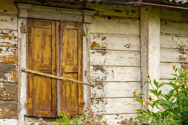 Vieille Fenêtre Avec Volets Fermés Maison Abandonnée Bois Périphérie — Photo