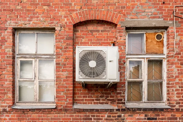 Venkovní Klimatizační Jednotka Fasádě Starého Cihlového Domu — Stock fotografie