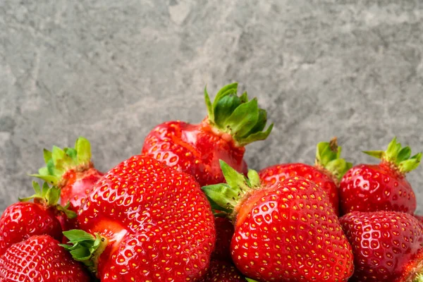 Haufen Frischer Roter Reifer Erdbeeren Nahaufnahme — Stockfoto